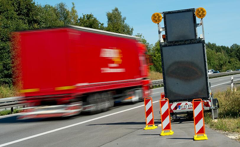 Mehr als 3000 Flüchtlinge sind im Raum Passau von Schleusern im Juli auf der Autobahn 3 bei Passau ausgesetzt worden. Werden Personen auf der Fahrbahn gemeldet, werden die Tafeln per Mobilfunk aktiviert.