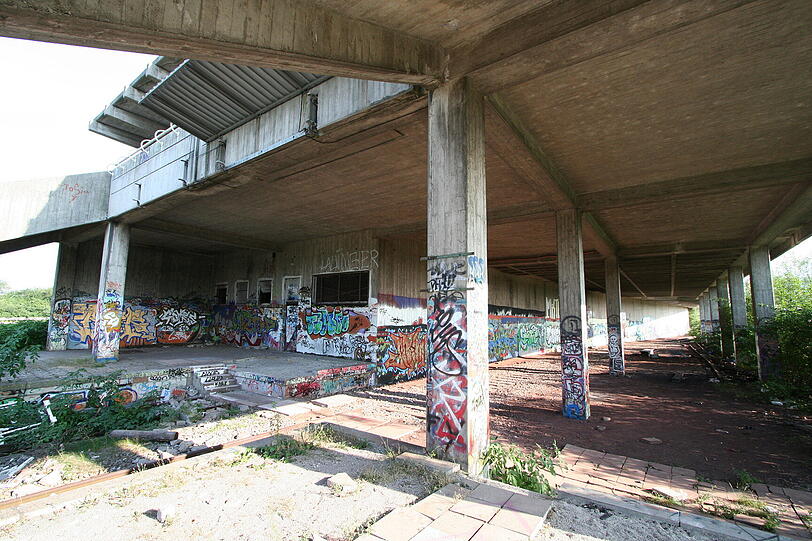 Graffiti an den Wänden.