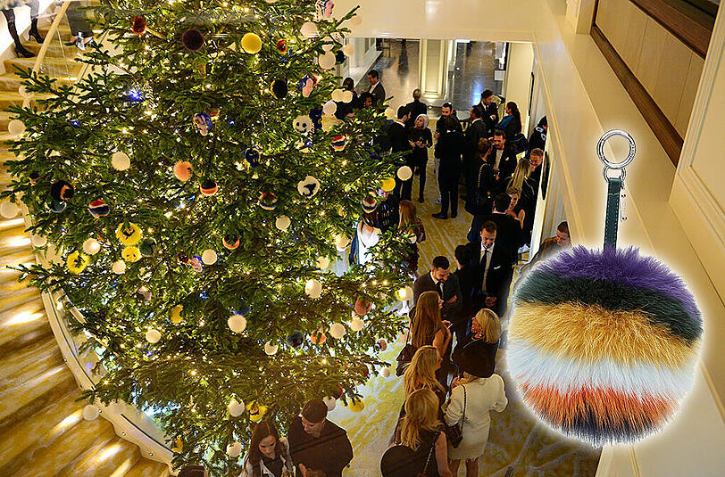 Der raumhohe Christbaum wird geschmückt von Pelz-Puscheln: Die eingefärbten Fendi-Anhänger bestehen aus Kaninchen, Hase, Fuchs und Nerz, sie werden sonst an Taschen getragen.