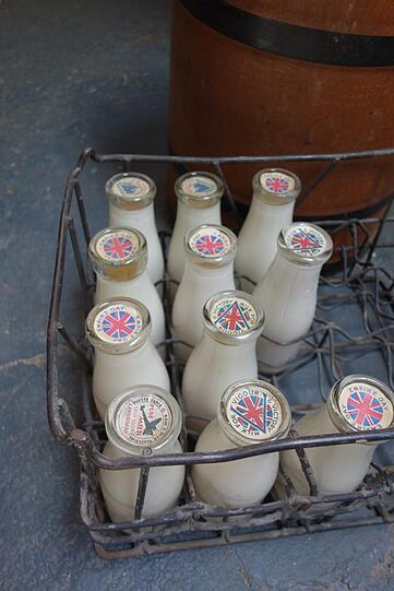 Liebe zum Detail: Selbst die Milchflaschen sind denen von 1948 nachempfunden.