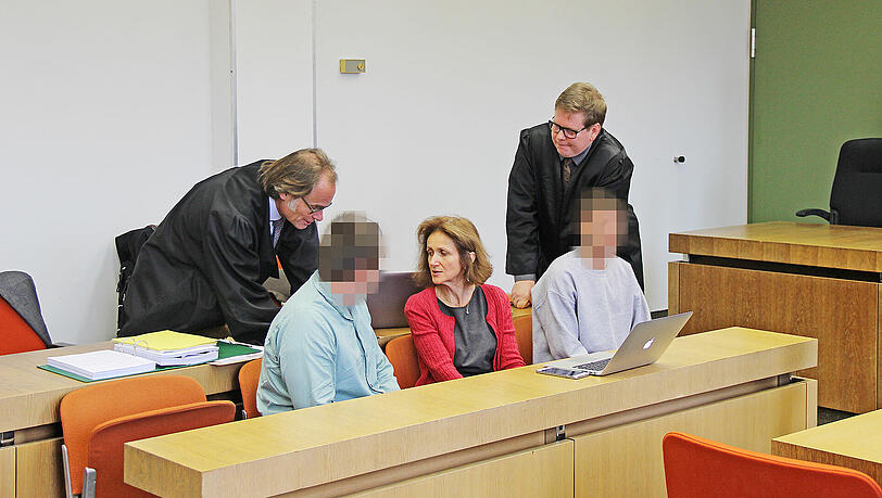 Die Angeklagten mit ihren Anwälten und der Dolmetscherin. Die Angeklagten mit ihren Anwälten und der Dolmetscherin.