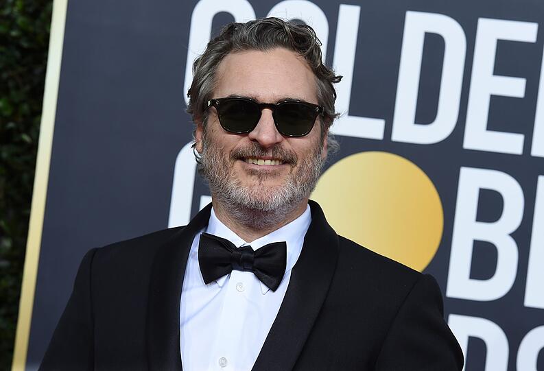 Für seine Darstellung des Bösewicht Joker erhielt Joaquin Phoenix den Golden Globe. Aber vielleicht sollte ihm jemand sagen, dass man auf dem roten Teppich die Sonnenbrille auch mal abnehmen kann?