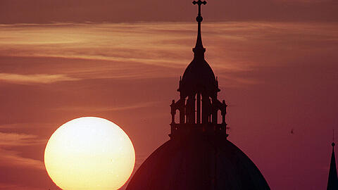 Die Klosterkirche Sankt Anna im Abendrot.