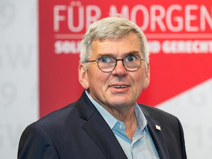 IG Metall-Chef Jörg Hofmann sieht bei Betrieben ein Interesse daran, Arbeitszeit zu reduzieren statt zu entlassen.