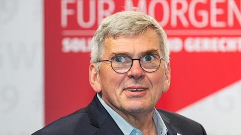 IG Metall-Chef Jörg Hofmann sieht bei Betrieben ein Interesse daran, Arbeitszeit zu reduzieren statt zu entlassen.
