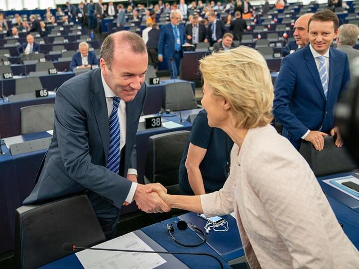 Ursula von der Leyen (CDU) begrüsst Manfred Weber (CSU). Foto: Michael Kappeler/Archivbild