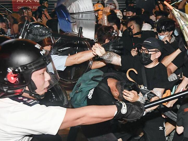 Von "Chaos" auf den Straßen berichtete die Hongkonger Zeitung "South China Morning Post".