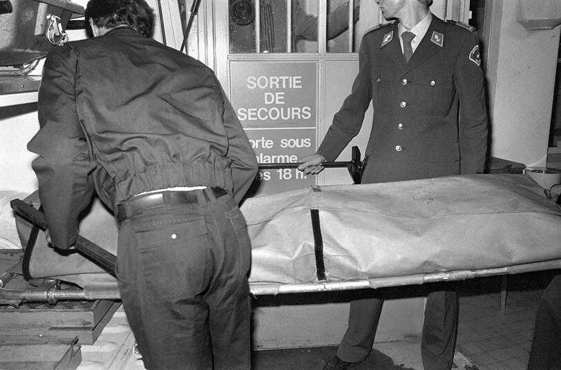 Der Leichnam von Uwe Barschel wird am 11. Oktober 1987 auf einer Trage aus dem Hotel Beau-Rivage in Genf abtransportiert.