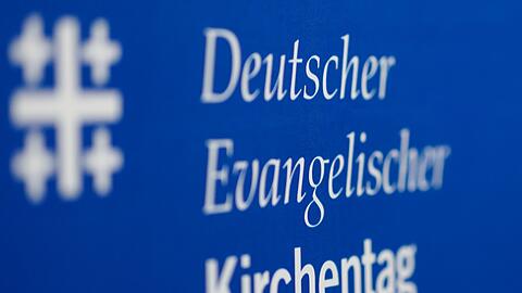 Das Logo des Deutschen Evangelischen Kirchentags ist am Rande der Pressekonferenz zum Programm des 38. Evangelischen Kirchentags zu sehen.