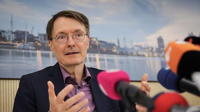 Bundesgesundheitsminister Karl Lauterbach steht Medienvertretern Rede und Antwort.