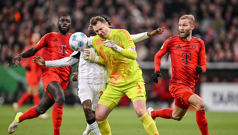 Das krachte es ordentlich! Manuel Neuer gegen Leverkusens Edmond Tapsoba.