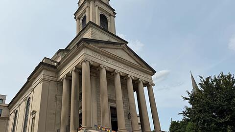 Auch vor einige Kirchen in Washington ist Regenbogen-Dekoration zu sehen.