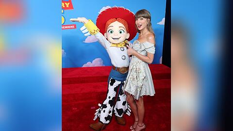 Taylor Swift hatte sichtlich Spa&szlig; bei der "Toy Story 5"-Premiere in Los Angeles.