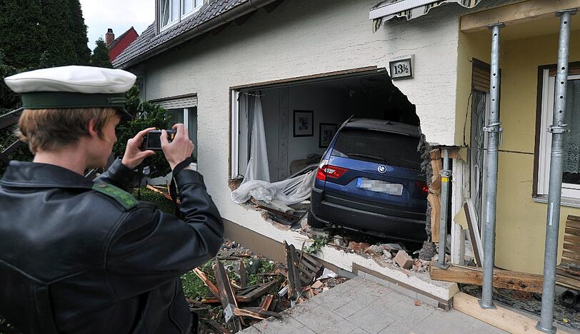 Auto und Wohnzimmer sind völlig demoliert. Das Haus muss von der Feuerwehr abgestützt werden. Die Bilder vom kuriosen Crash.