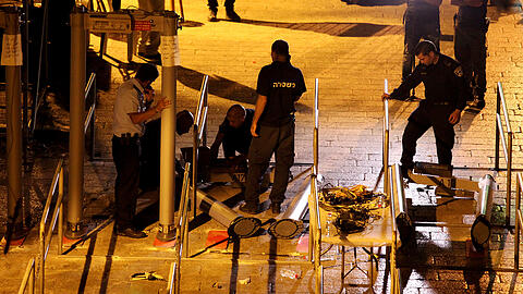 Polizisten entfernen in Jerusalem, Israel, außerhalb der Al-Aksa-Moschee in der Jerusalemer Altstadt Metalldetektoren.