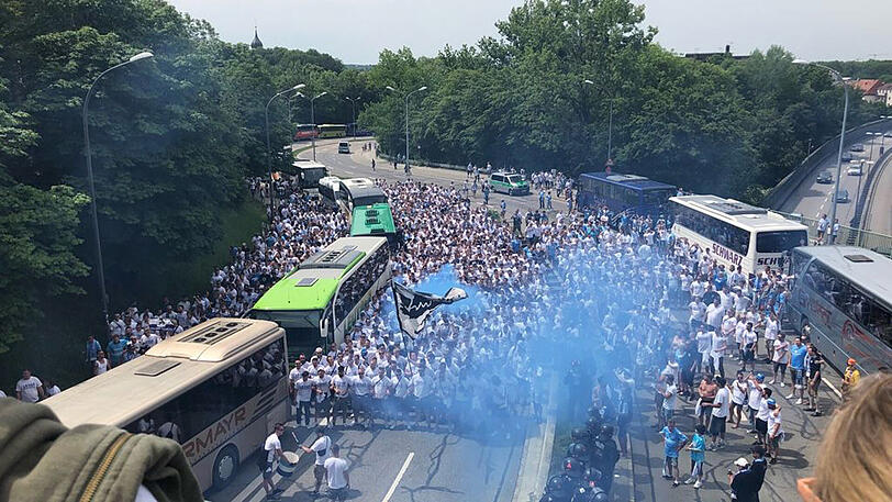 Da wackelt die Brücke - die Fans des TSV 1860 München marschieren über die Candidstraße.