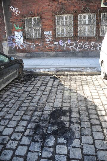 Hier vor dem Tröpferlbad in der Thalkirchnerstrasse 96 ist der Maserati angezündet worden.
