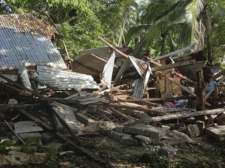 Umgestürztes Haus im philippinischen Masbate. Hier ereignete sich ein Erdbeben der Stärke 6,6 rund 430 Kilometer südlich von Manila.