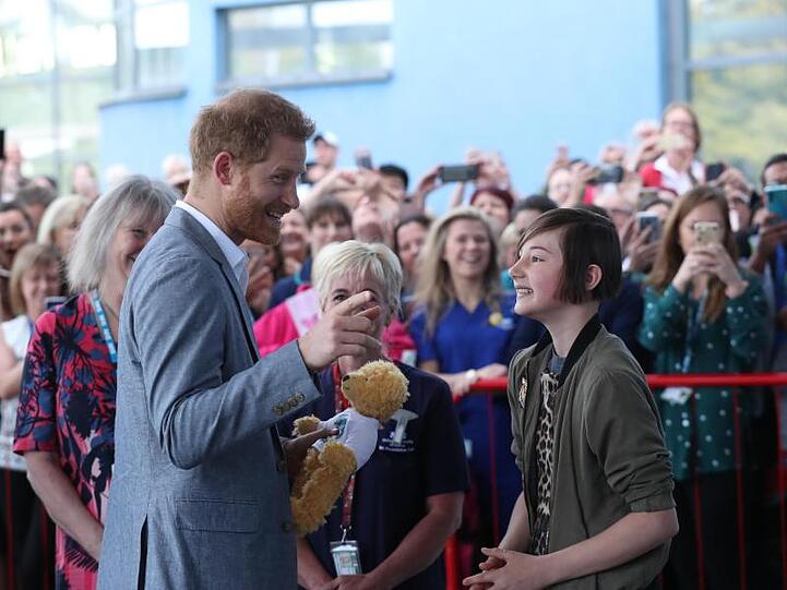 Prinz Harry besucht das Kinderkrankenhaus von Oxford.