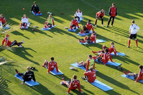 Geübt wird im Einheits-Look beim FC Bayern. Aber das Innenleben der Profis unterscheidet sich gewaltig.