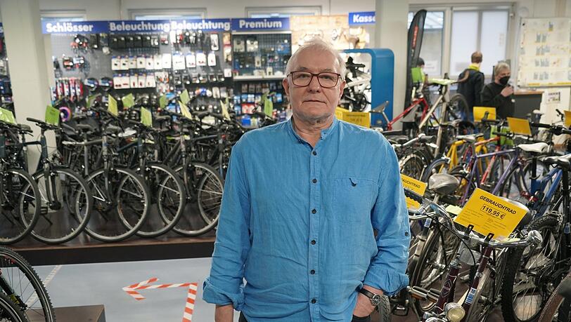 Fritz Winbeck leitet die Werkstatt seit etwa 30 Jahren. Eigentlich will er heuer in Rente, aber so lange er nicht weiß, wie es mit dem Projekt weitergeht, fällt ihm das Aufhören schwer.