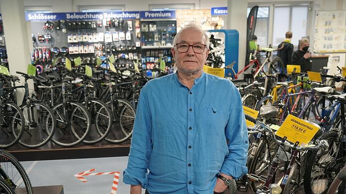 Fritz Winbeck leitet die Werkstatt seit etwa 30 Jahren. Eigentlich will er heuer in Rente, aber so lange er nicht weiß, wie es mit dem Projekt weitergeht, fällt ihm das Aufhören schwer.