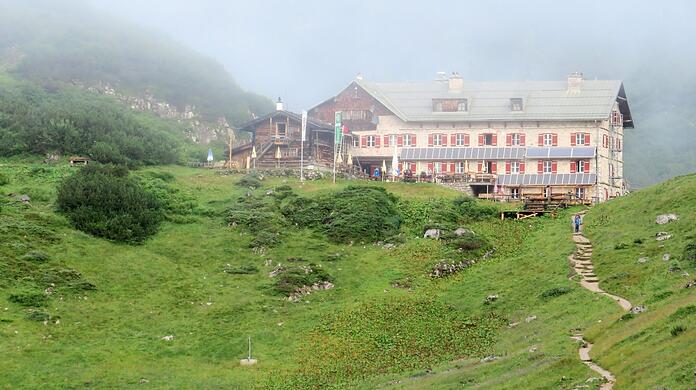 Das Kärlingerhaus ist eines der fünf großen Schutzhäuser, die die Alpenvereinssektion Berchtesgaden betreibt.
