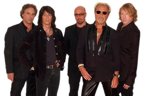 Aktuelle Formation von Foreigner, wie sie ihr Comeback steuert: Mick Jones (2. von rechts) und Sänger Kelly Hansen (2. von links).