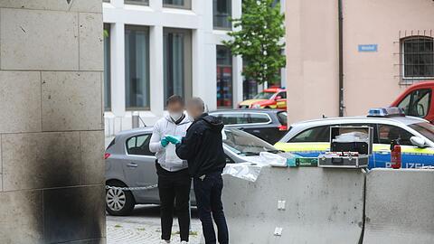 Ermittler der Polizei sammeln Beweise an der Synagoge in Ulm.