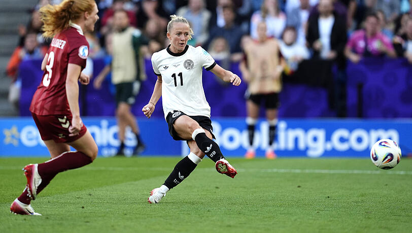 Deutschlands Lea Schüller erzielt das zweite Tor ihrer Mannschaft. Deutschlands Lea Schüller erzielt das zweite Tor ihrer Mannschaft.