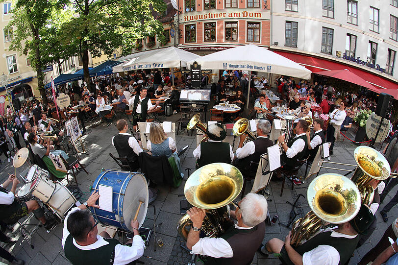 Eine Blaskapelle in Tracht spielt anlässlich der Wirtshauswiesn 2021 vor dem Augustiner am Dom. In vielen Wirtshäuser spielt in dieser Zeit musik und es wird festlich geschmückt. Eine Blaskapelle in Tracht spielt anlässlich der Wirtshauswiesn 2021 vor dem Augustiner am Dom. In vielen Wirtshäuser spielt in dieser Zeit musik und es wird festlich geschmückt.