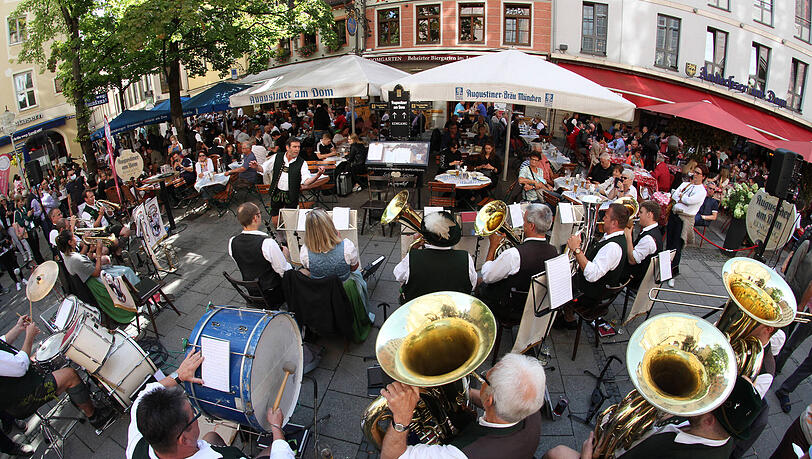 Eine Blaskapelle in Tracht spielt anlässlich der Wirtshauswiesn 2021 vor dem Augustiner am Dom. In vielen Wirtshäuser spielt in dieser Zeit musik und es wird festlich geschmückt. Eine Blaskapelle in Tracht spielt anlässlich der Wirtshauswiesn 2021 vor dem Augustiner am Dom. In vielen Wirtshäuser spielt in dieser Zeit musik und es wird festlich geschmückt.