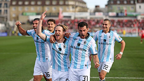 Der Löwen liebste Beute: Hier feiert Doppeltorschütze Jacobsen (M.) mit Spielmacher Deniz (l.) und 1860-Rückkehrer Volland (r.) den Sieg gegen Tabellenführer Cottbus. Von hinten nahen Dulic und Haugen.