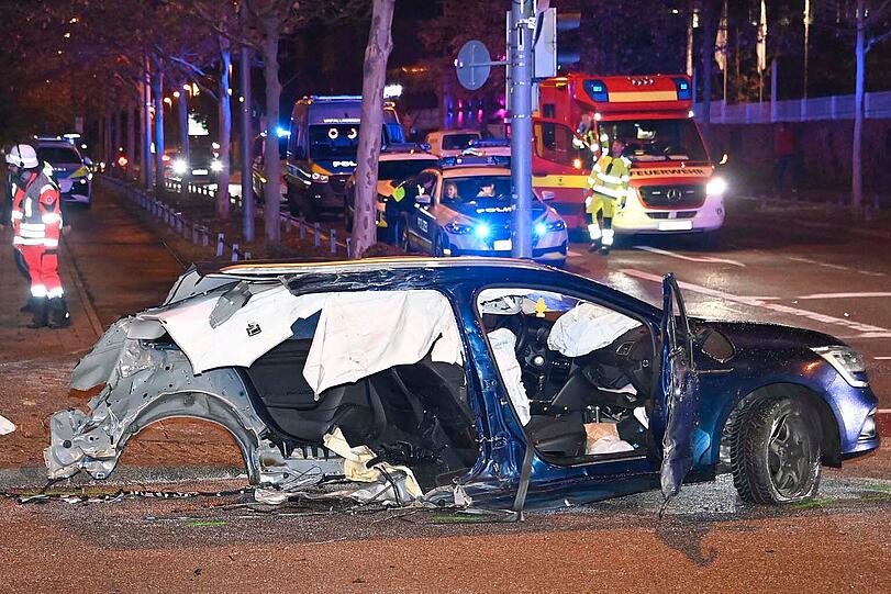 Zwei Beifahrer des Renaults starben noch im Krankenhaus. Zwei Beifahrer des Renaults starben noch im Krankenhaus.
