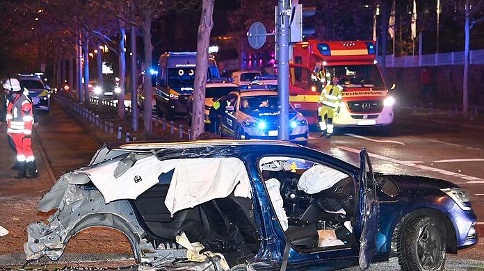 Ein Porschefahrer sorgt für einen schweren Unfall in München, als er bei Rot über eine Kreuzung rast. Ein Renault wird dabei so heftig getroffen, dass zwei Beifahrer noch im Krankenhaus sterben. Ein Porschefahrer sorgt für einen schweren Unfall in München, als er bei Rot über eine Kreuzung rast. Ein Renault wird dabei so heftig getroffen, dass zwei Beifahrer noch im Krankenhaus sterben.