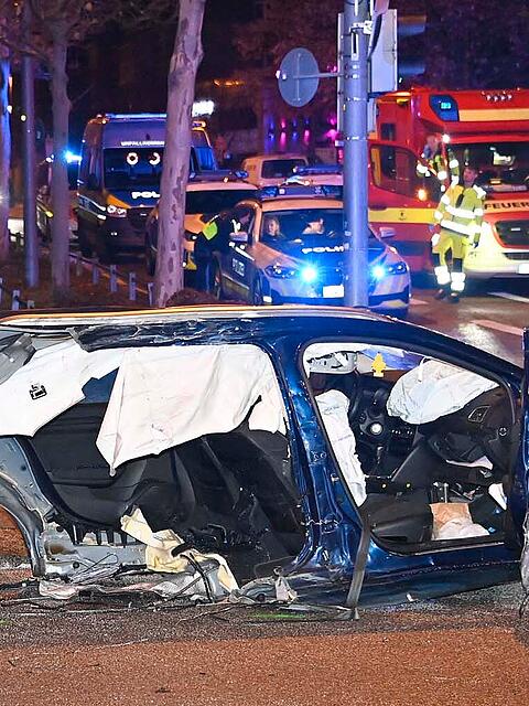 Ein Porschefahrer sorgt für einen schweren Unfall in München, als er bei Rot über eine Kreuzung rast. Ein Renault wird dabei so heftig getroffen, dass zwei Beifahrer noch im Krankenhaus sterben.