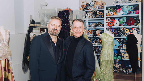 Adrian Runhof und Johnny Talbot freuen sich: "Diese Retrospektive erf&uuml;llt uns mit gro&szlig;er Dankbarkeit. Sie zeigt uns, dass unsere 
Vision und Leidenschaft Menschen &uuml;ber viele Jahre hinweg erreicht und inspiriert haben."