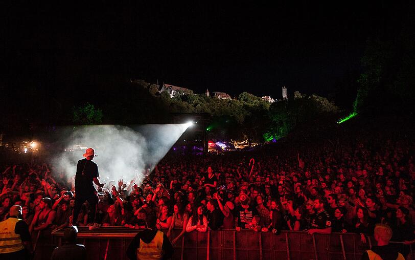 Die Atmosphäre zählt: "Den ganzen Wahnsinn multipler Bühnen und vieler paralleler 'Activities' wollten wir nie mitmachen", sagt Taubertal-Festival-Gründer Volker Hirsch: "Wir bleiben menschlich, idyllisch und überschaubar." Die Atmosphäre zählt: "Den ganzen Wahnsinn multipler Bühnen und vieler paralleler 'Activities' wollten wir nie mitmachen", sagt Taubertal-Festival-Gründer Volker Hirsch: "Wir bleiben menschlich, idyllisch und überschaubar."