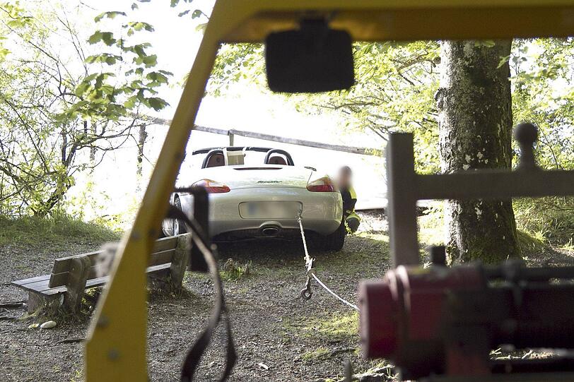 Sommer und Sonne am Starnberger See: Da ging auch ein Porsche Boxter Cabrio am Dienstag baden. Nachdem das Fahrzeug aus unbekannter Ursache ins Wasser gerollt war, musste es vom Abschleppdienst geborgen werden.