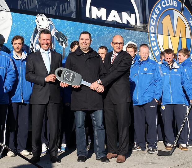 Der EHC München reist fortan sicher, bequem und ausgeruht: Am Donnerstag nahmen die Münchner Kufen-Cracks ihren neuen Mannschaftsbus vom EHC Partner MAN in Empfang - Die Bilder.