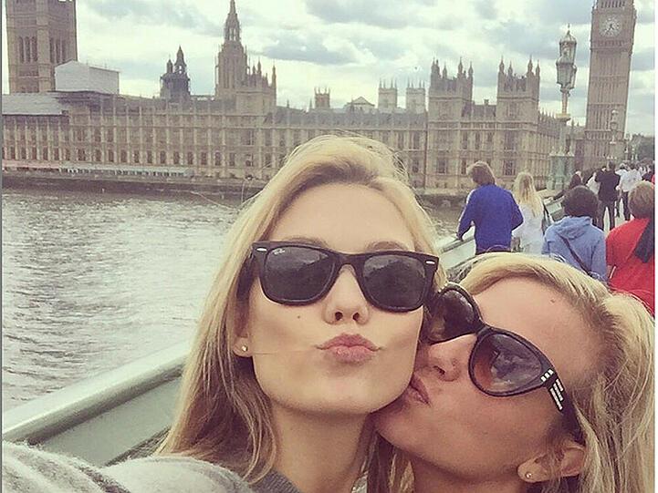 Karlie Kloss (l.) genießt einen wohlverdienten Urlaub mit ihrer Schwester Kimberly (r.)