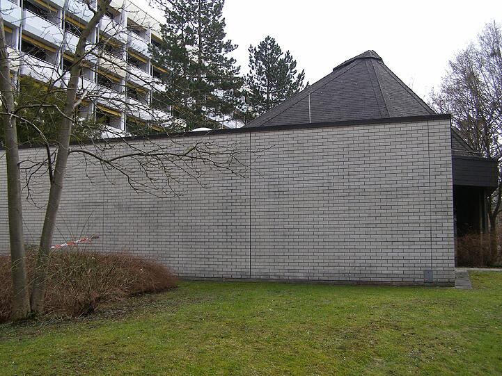 Die Kapelle am Hans-Sieber-Haus an der Manzostraße soll abgerissen werden. Der Bezirksausschuss fragt nach dem Grund und wo die Senioren in Zukunft ihre Andacht abhalten sollen.