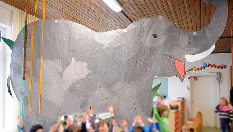 Ein Lebensgroßes Portrait von Elefantenkuh Mangala haben die Kindergarten-Kinder gemalt. Das wird jetzt versteigert. Ein Lebensgroßes Portrait von Elefantenkuh Mangala haben die Kindergarten-Kinder gemalt. Das wird jetzt versteigert.