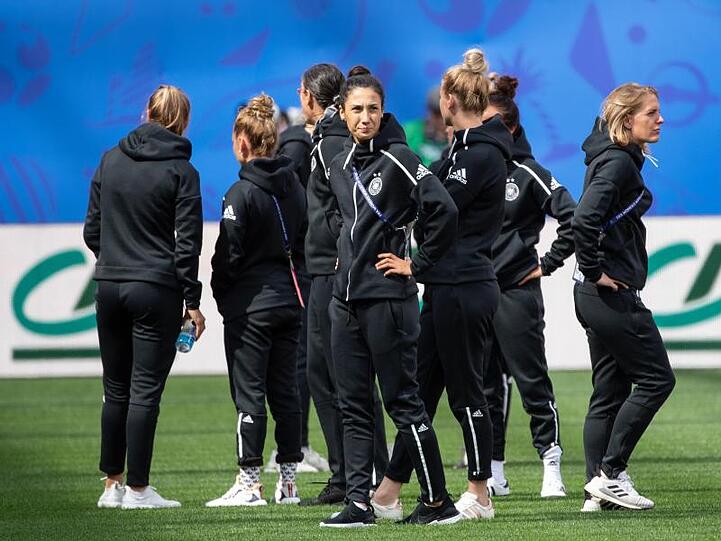 Die Spielerinnen der deutschen Nationalmannschaft besichtigen vor dem Spiel gegen Spanien den Platz.