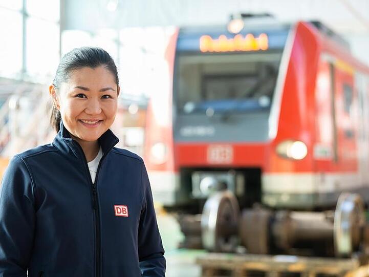Tuyana Wolpert ist Energieingenieurin bei der Deutschen Bahn. Die Deutsche Bahn möchte die Energienebenkosten optimieren und den Ökostrom-Anteil im Bahnstrom ausbauen.