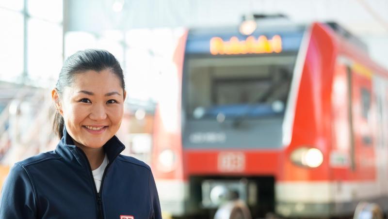 Tuyana Wolpert ist Energieingenieurin bei der Deutschen Bahn. Die Deutsche Bahn möchte die Energienebenkosten optimieren und den Ökostrom-Anteil im Bahnstrom ausbauen.