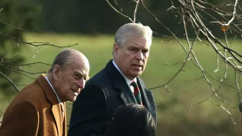 Prinz Philip (l.) mit Prinz Andrew auf dem Weg zum Gottesdienst in Sandringham.