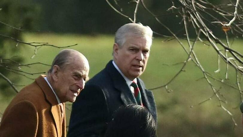 Prinz Philip (l.) mit Prinz Andrew auf dem Weg zum Gottesdienst in Sandringham. Prinz Philip (l.) mit Prinz Andrew auf dem Weg zum Gottesdienst in Sandringham.