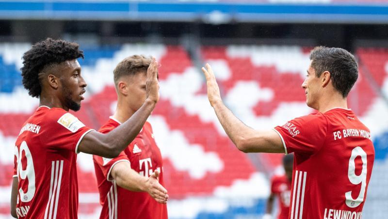 Bayerns Kingsley Coman (l-r), Joshua Kimmich und Torschütze Robert Lewandowski jubeln über den Treffer zum 2:0.