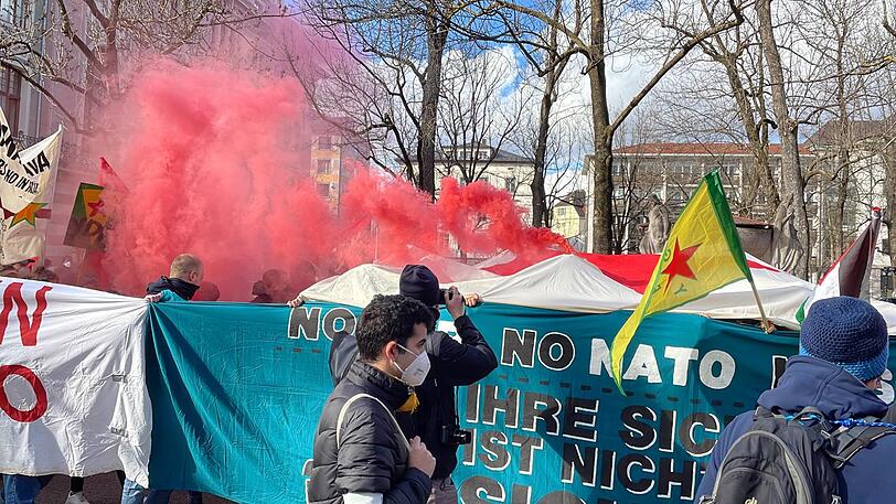 Kurz vor dem Platz der Opfer des Nationalsozialismus musste die Polizei den Demo-Zug wegen schwelender Rauchtöpfe aus dem Schwarzen Block kurz stoppen.